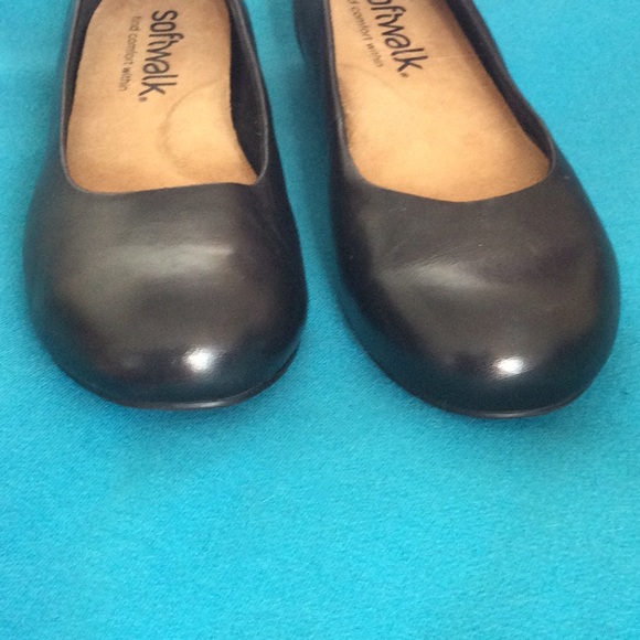 Softwalk black flats, worn once in like new condition. Size 7 - Picture 4 of 5